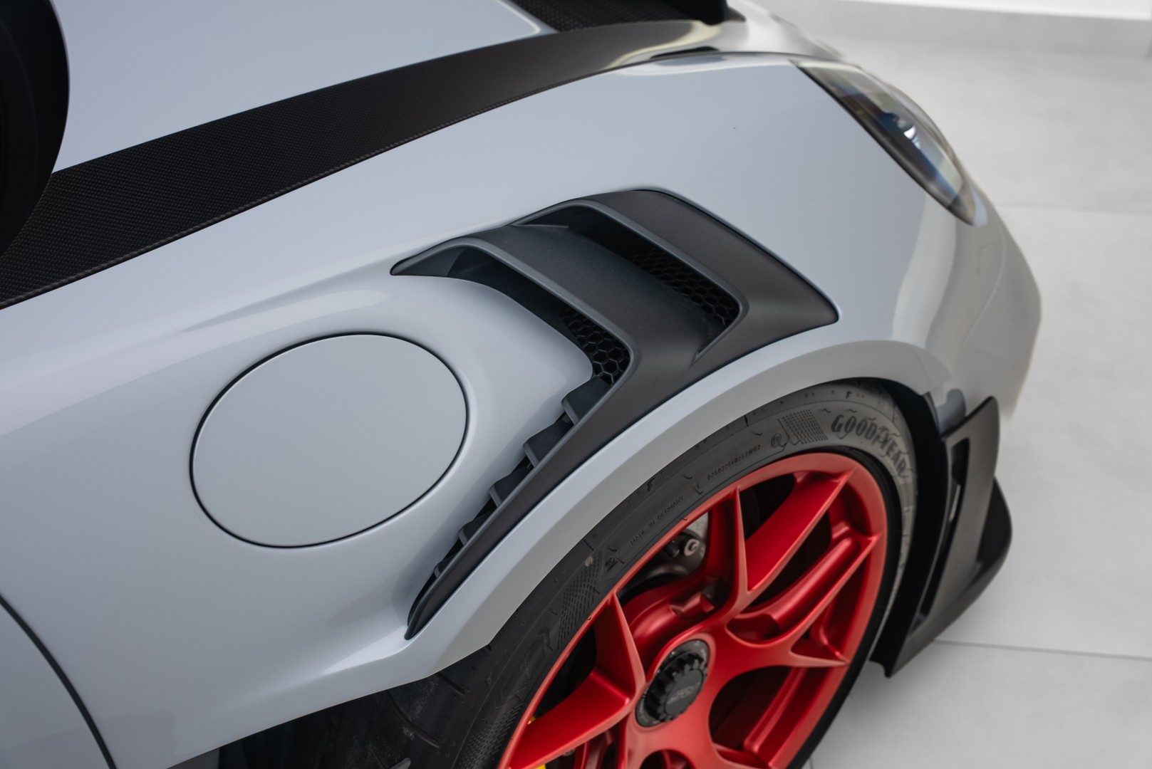 2024 PORSCHE 911 GT3 RS WEISSACH┃GCC┃5 YRS WARRANTY┃CARBON CERAMIC BRAKES┃SUSPENSION LIFTER┃ HIGH SPEC